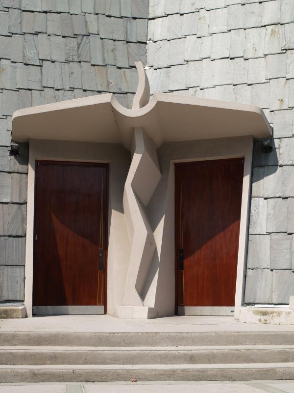 Stamford, Connecticut (CT): First Presbyterian Church (The Fish): entrance (1956-1957, architect Wallace K Harrison of Harrison & Abramovitz)