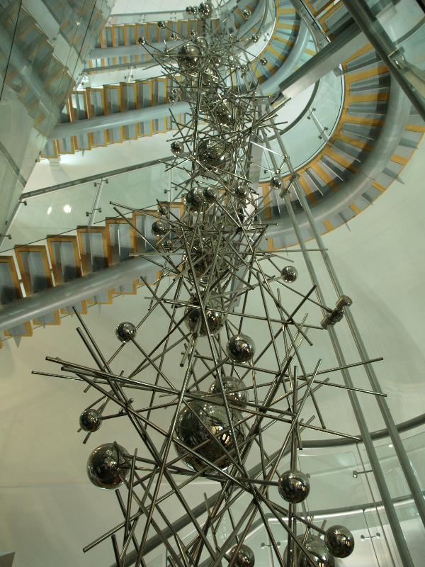 Leicester, England: Leicester University: Henry Wellcome Building, Atomica (2005, sculptor John Sydney Carter)