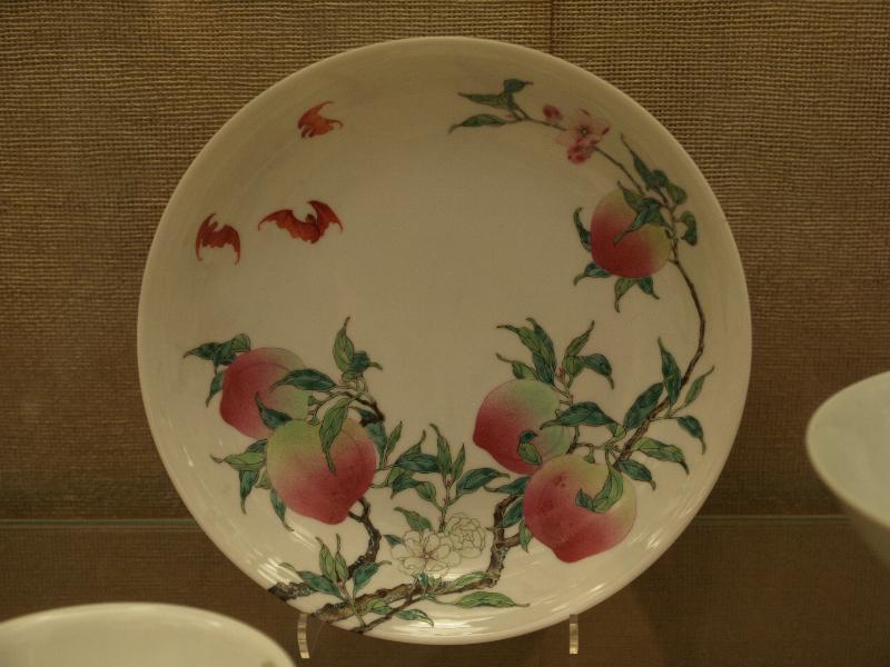 Cambridge, England: Fitzwilliam Museum: birthday plate, peach decoration (Qing Dynasty, 1662-1722)