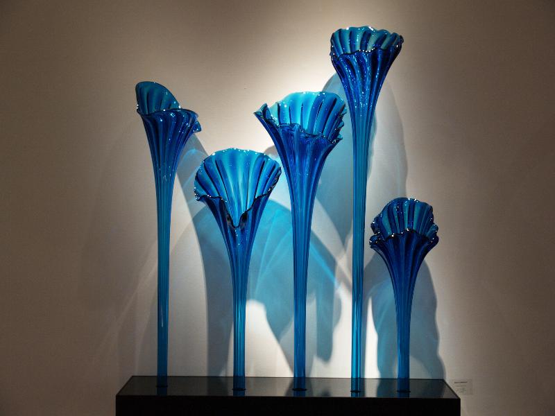 London, England: New Bond Street, Halcyon Gallery: Indigo Trumpet Fiori (glass artist Dale Chihuly)