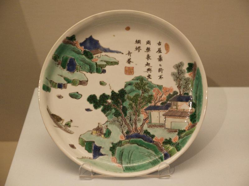 London, England: British Museum: porcelain plate (Jingdezhen, Jiangxi province, Qing Dynasty, Kangxi period, 1662-1722)