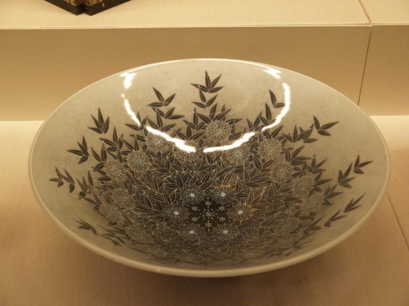 London, England: British Museum: large bowl (2009, artist Imaizumi Imaemon XIV)