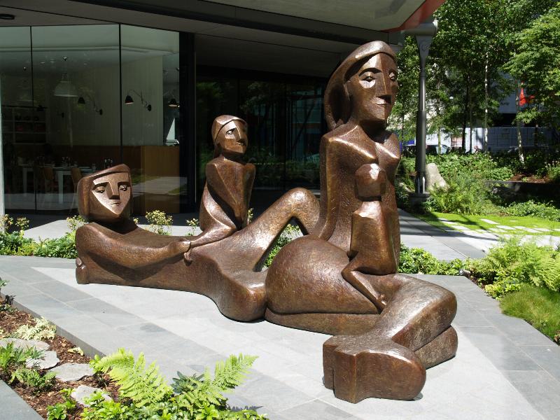 London, England: NEO Bankside: Family in Residence (2012, sculptor Ivan Murray)