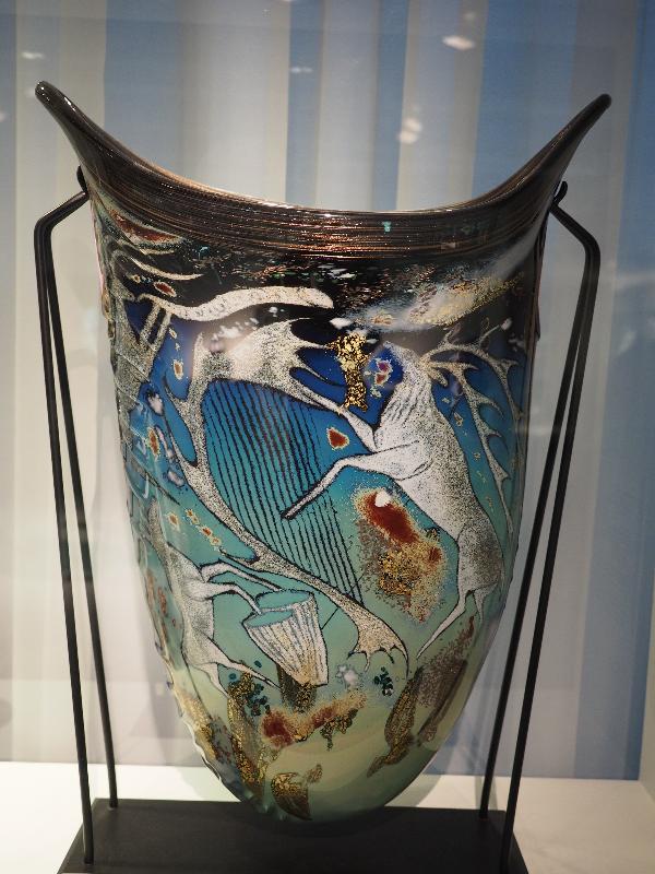 Corning, New York (NY): Corning Museum of Glass: Petroglyphic Urn (1990, William Morris)