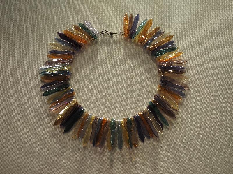 Corning, New York (NY): Corning Museum of Glass: Sunwheel necklace (1990, James Minson)