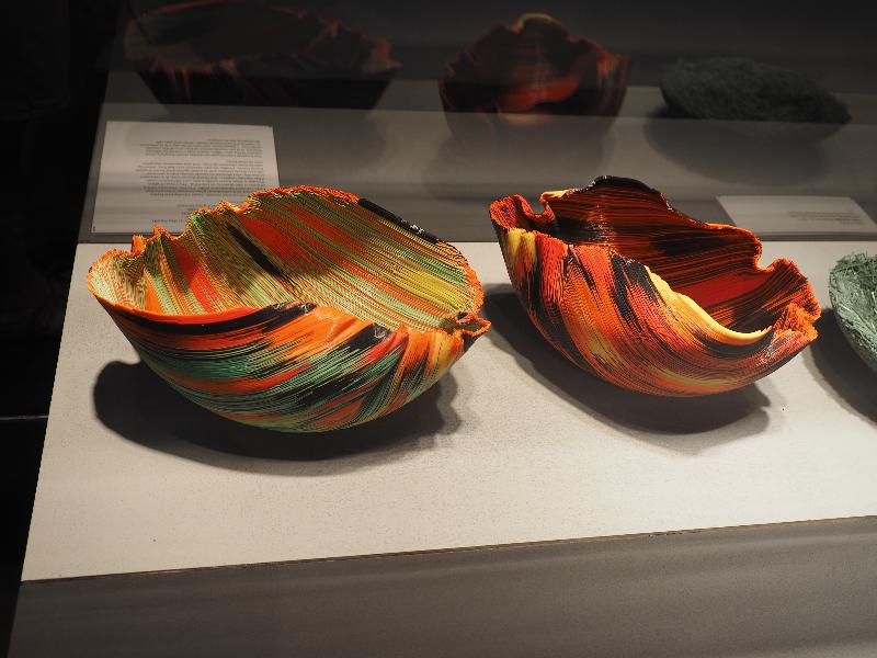 Corning, New York (NY): Corning Museum of Glass: Pajaritos en la cabeza (Little birds in the head) and Cabellos de Angel (Angel hair) (1988, Toots Zynsky)