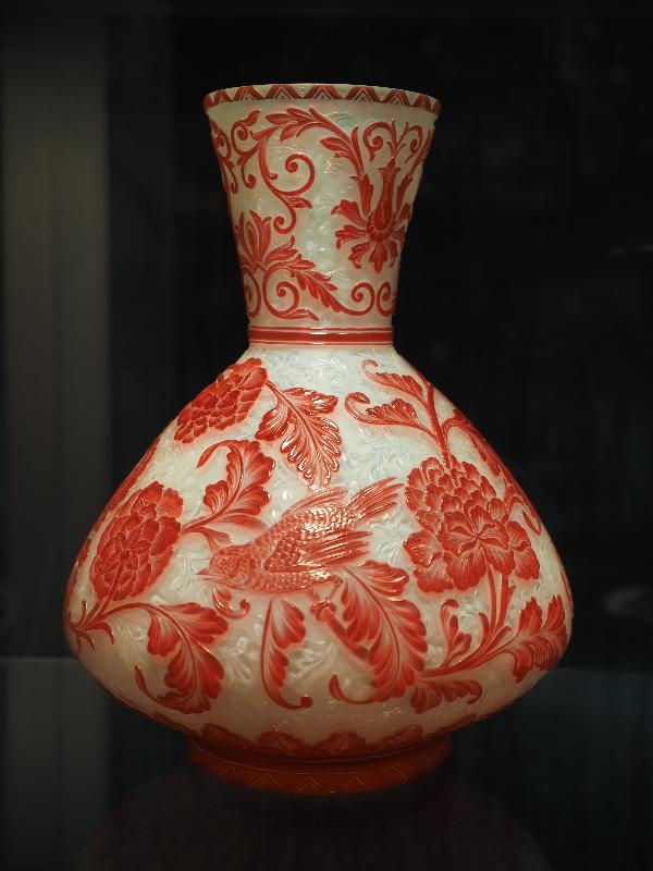 Corning, New York (NY): Corning Museum of Glass: Chinese-style cameo vase (about 1890, possibly Thomas Webb and Sons)