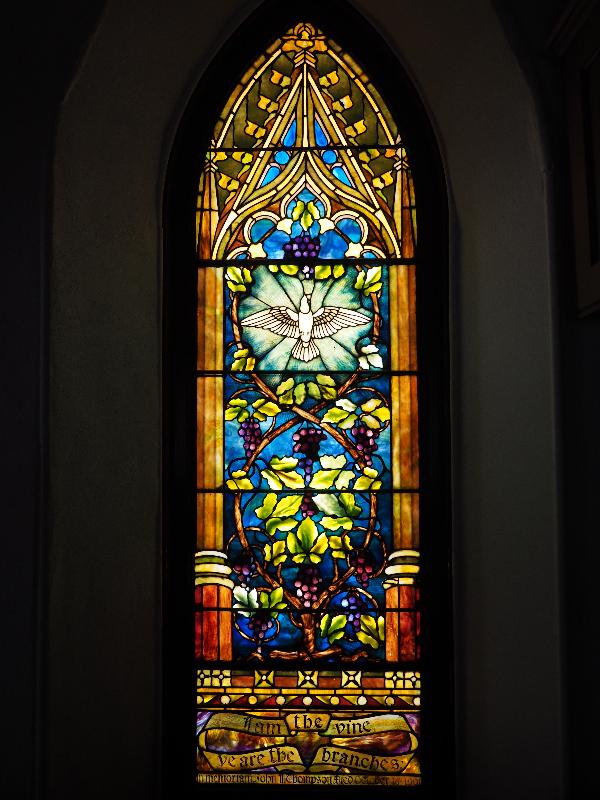 Williamstown, Massachusetts (MA): St John's Episcopal Church: Grapevine and Dove (1904, possibly Tiffany Studios)