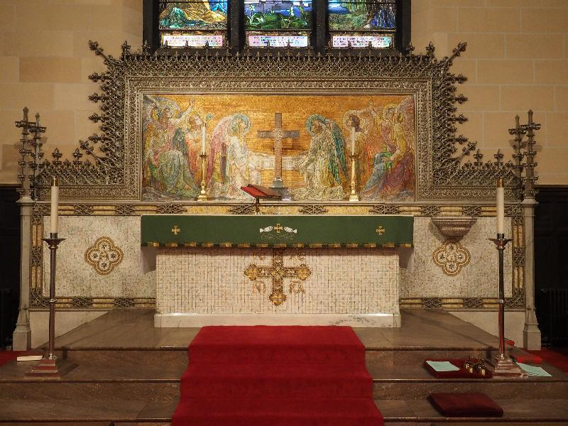 Worcester, Massachusetts (MA): St Matthew's Episcopal Church: altar and reredos mosaic (1896, Tiffany Studios)
