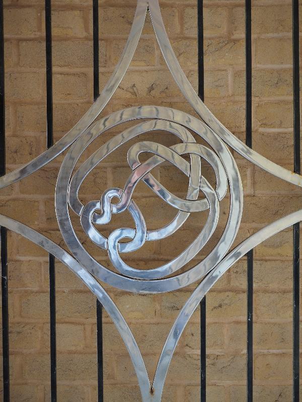 Cambridge, England: Centre for Mathematical Sciences: non-trivial knot with 11 crossings (c 2001, sculptor John Robinson)