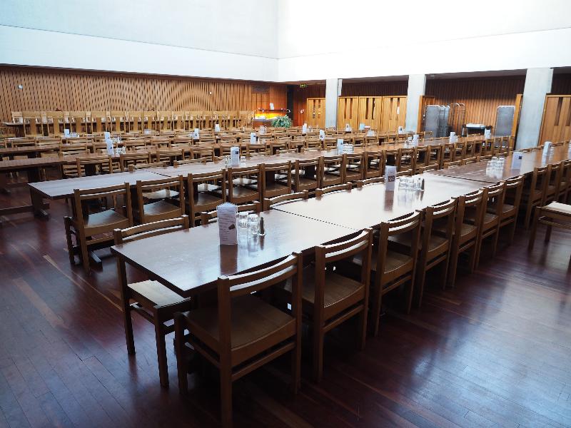 Cambridge, England: Fitzwilliam College: dining room (1961-1967, architect Denys Lasdun and Partners)