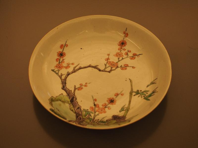 Cambridge, England: Fitzwilliam Museum: dish (China, Qing Dynasty, Kangxi Period, 1662-1722)