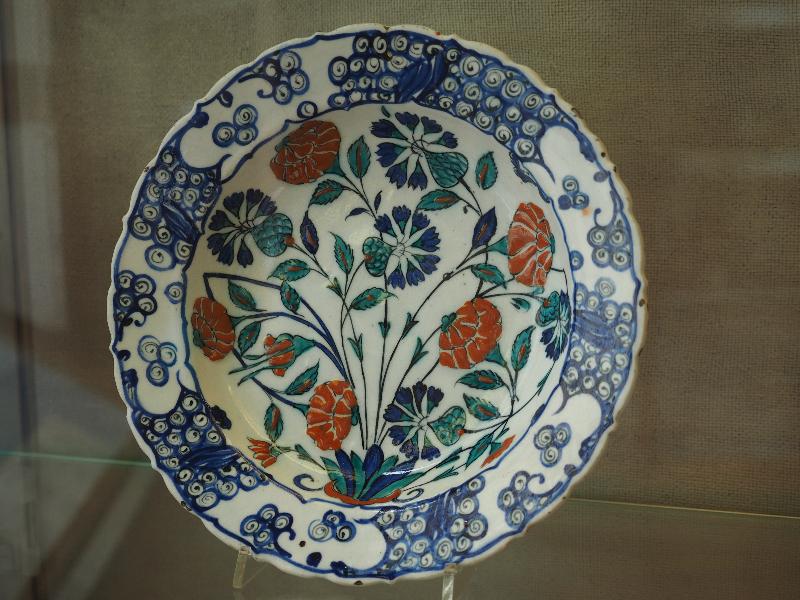 Cambridge, England: Fitzwilliam Museum: dish (ca. 1570-1580, Iznik)