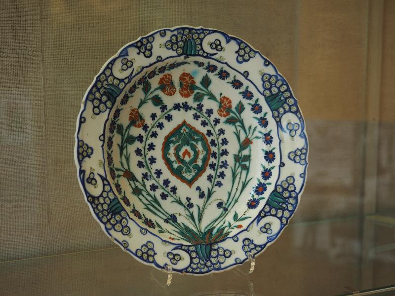 Cambridge, England: Fitzwilliam Museum: dish (ca. 1560-1575, Iznik)