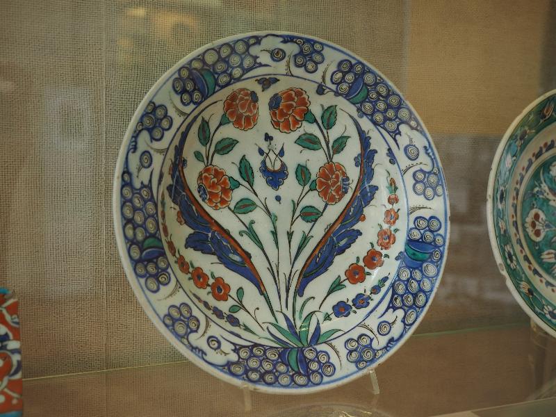 Cambridge, England: Fitzwilliam Museum: dish (ca. 1580-1600, Iznik)