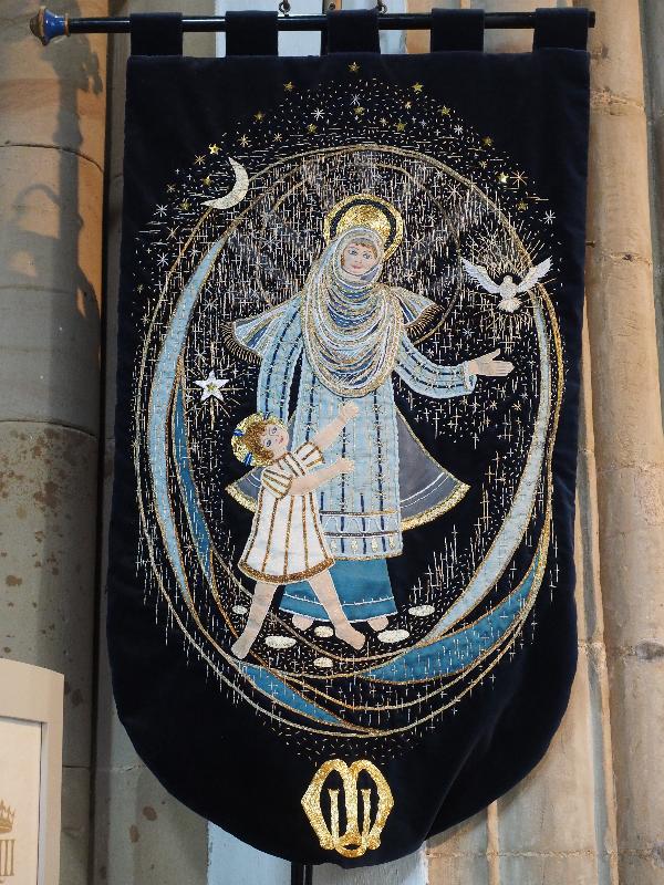 Leicester, England: Leicester Cathedral: peace textile