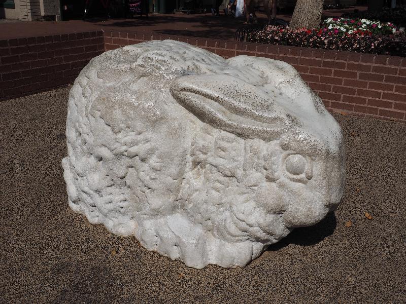 Boulder, Colorado (CO): Pearl Street: stone hare (c1976, David Sosalla)