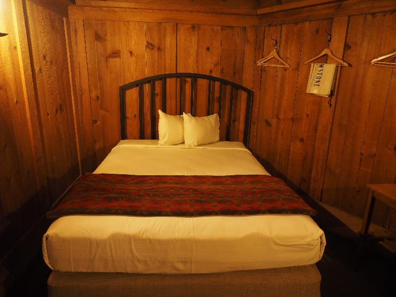 Yellowstone National Park, Wyoming (WY): Old Faithful Inn: spartan room
