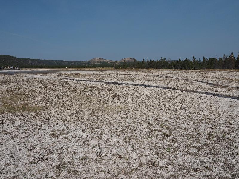 Yellowstone National Park, Wyoming (WY): Midway Geyser Basin: view over white ground