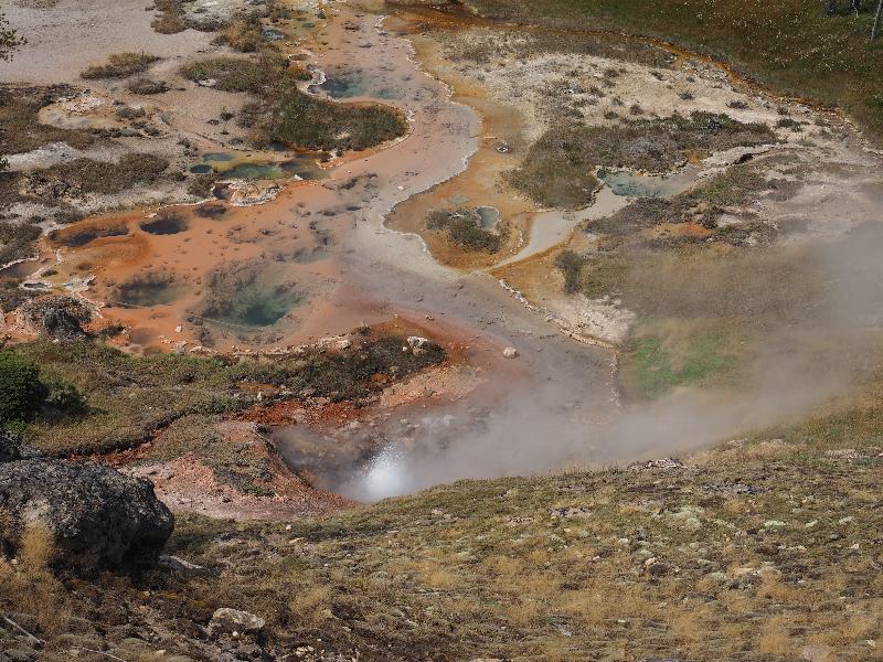 Yellowstone National Park, Wyoming (WY): Artists' Paintpots trail: general view, with spouting geyser