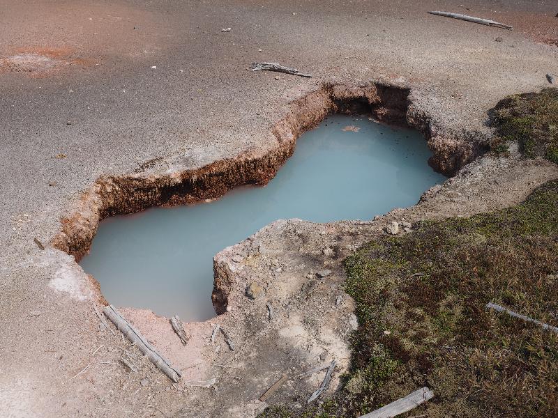 Yellowstone National Park, Wyoming (WY): Artists' Paintpots trail: blue pool