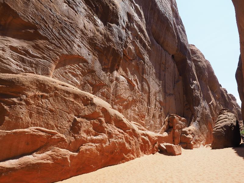 Arches National Park, Utah (UT): Sand Dune Arch Trail: large rock on way to Sand Dune Arch