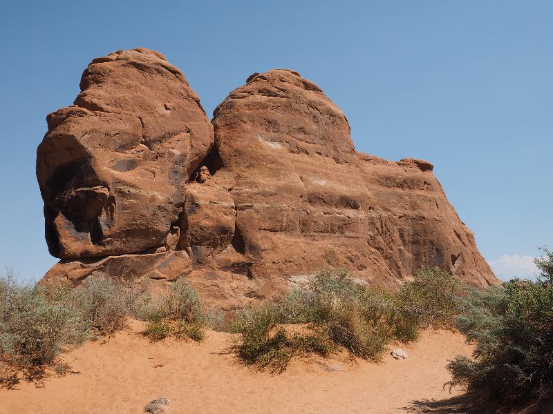 Arches National Park, Utah (UT): Devils Garden Trail: rocks near Pine Tree Arch