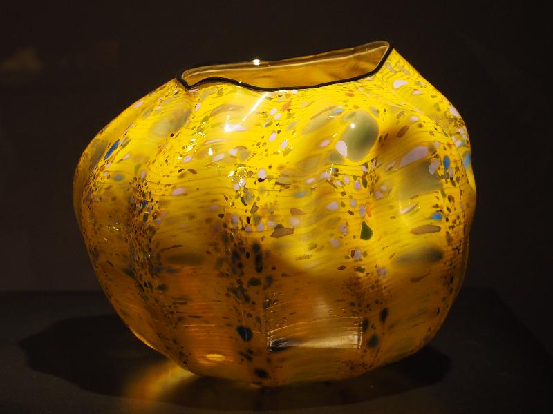 Bronx, New York (NY): New York Botanical Garden: Spectra Yellow Macchia with Carbon Lip Wrap (1986, Dale Chihuly)