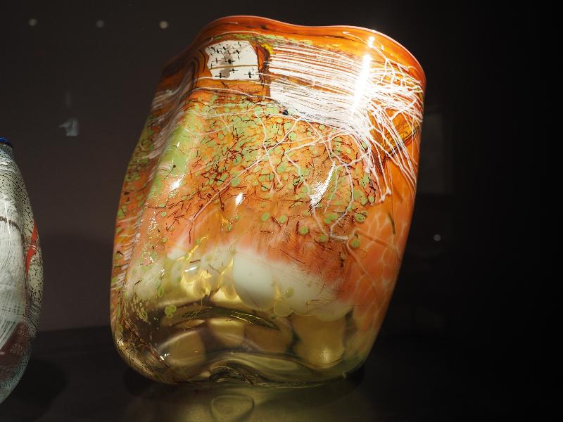 Bronx, New York (NY): New York Botanical Garden: Indian Yellow Soft Cylinder with White Drawings (1988, Dale Chihuly)
