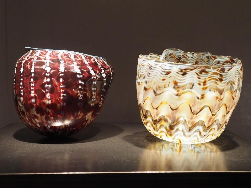 Bronx, New York (NY): New York Botanical Garden: Dappled Chestnut Seaform with White Markings and Blue Lip Wrap, and Tawny Birch Macchia (1980 and 1981, Dale Chihuly)