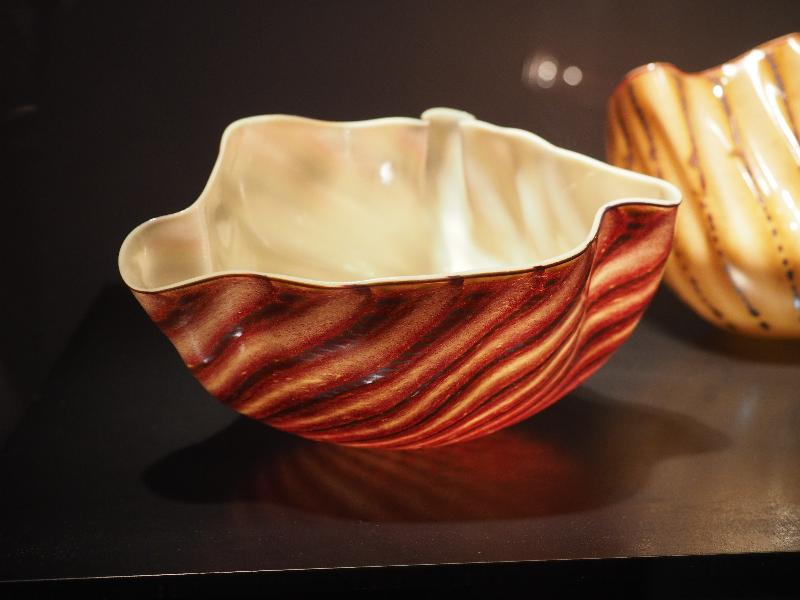 Bronx, New York (NY): New York Botanical Garden: Burnt Creme Seaform with Steel Blue Lip Wraps (1981, Dale Chihuly)