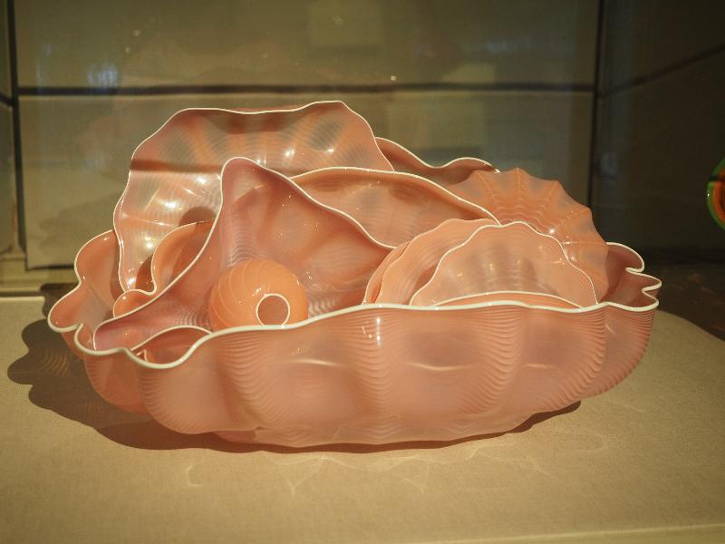 Portland, Maine (ME): Portland Museum of Art: Rose Mist Seaform with White Lip Wraps (1985, Dale Chihuly)