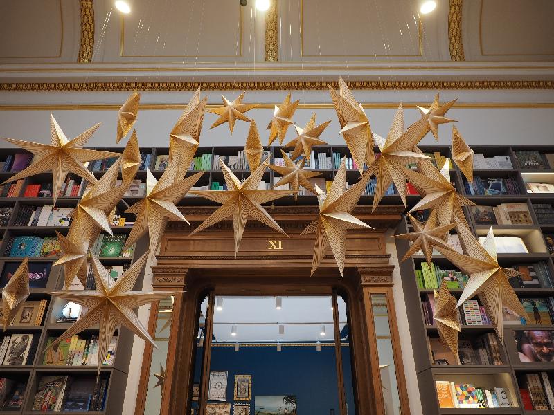 London, England: Royal Academy: Christmas decoration in book store