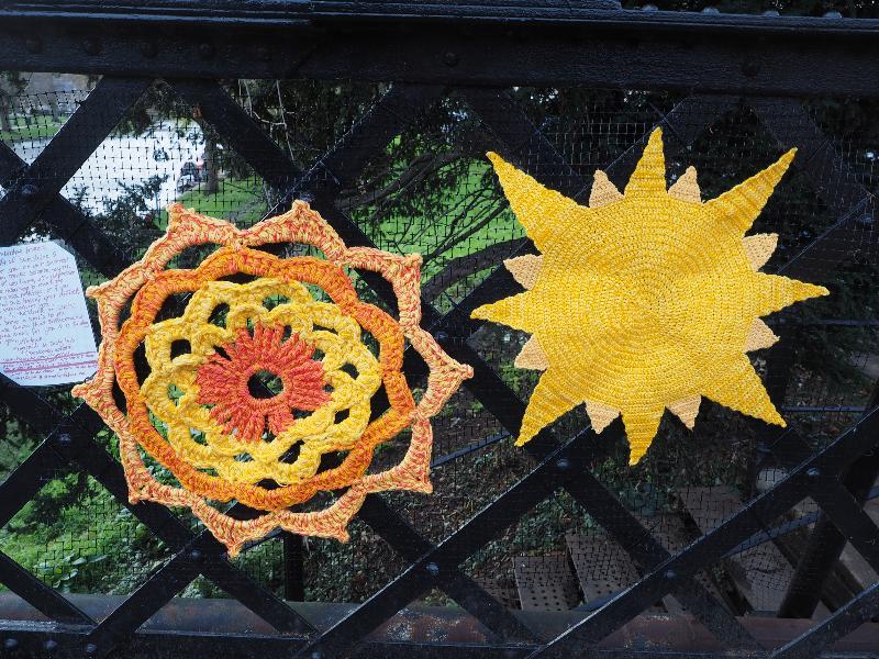 Cambridge, England: Jesus Lock: yarnbomb (2018, artist Tigerchilli and Zesty Helix)