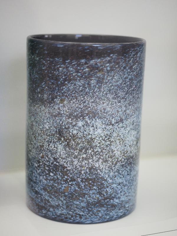 Sandwich, Massachusetts (MA): Sandwich Glass Museum: speckled white on black vase (1883-1884, Vasa Murrhina Art Glass Company)