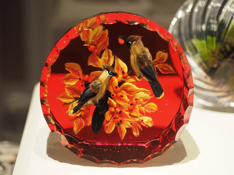 Sandwich, Massachusetts (MA): Sandwich Glass Museum: paperweight, cedar waxwings with fall foliage and berries (1997, Rick Ayotte, cut by Ed Poore)
