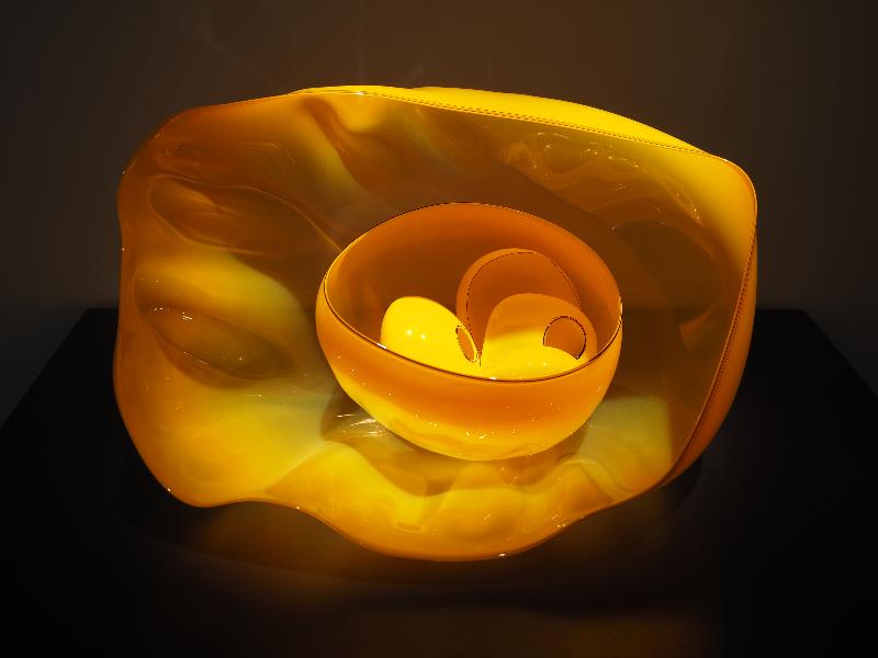 London, England: Kew Gardens: Chrysanthemum Basket Set with Carbon Lip Wraps (1993, Dale Chihuly)