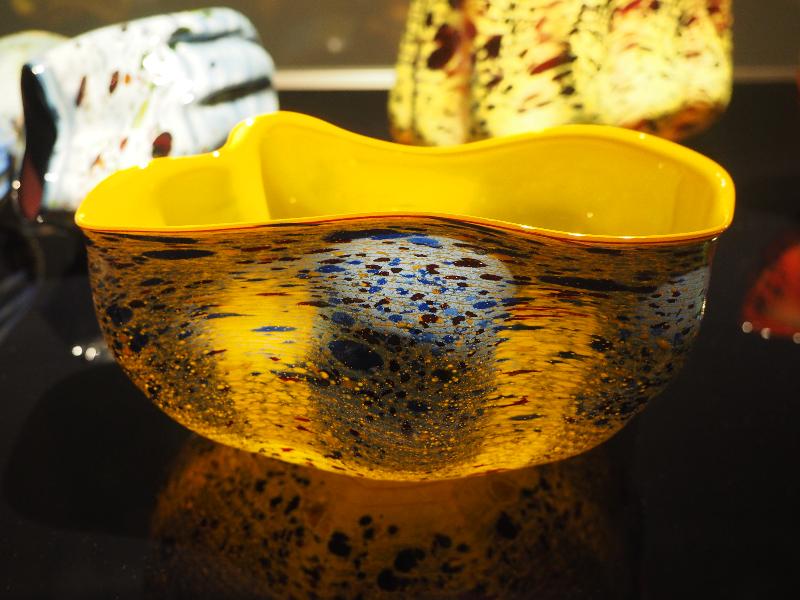 London, England: Kew Gardens: Saffron Macchia with Russet Lip Wrap (1984, Dale Chihuly)
