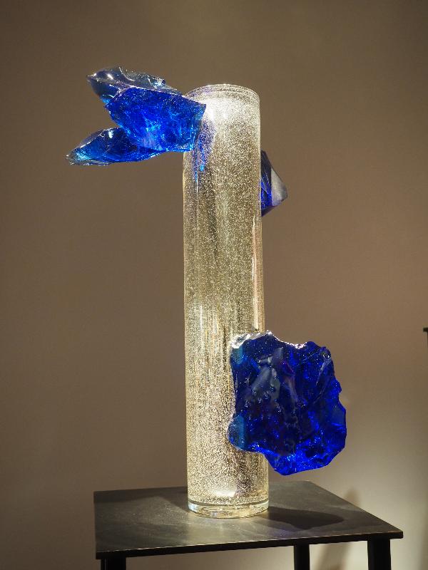 London, England: Kew Gardens: Silvered Clear Jerusalem Cylinder with Navy Crystals (2012, Dale Chihuly)