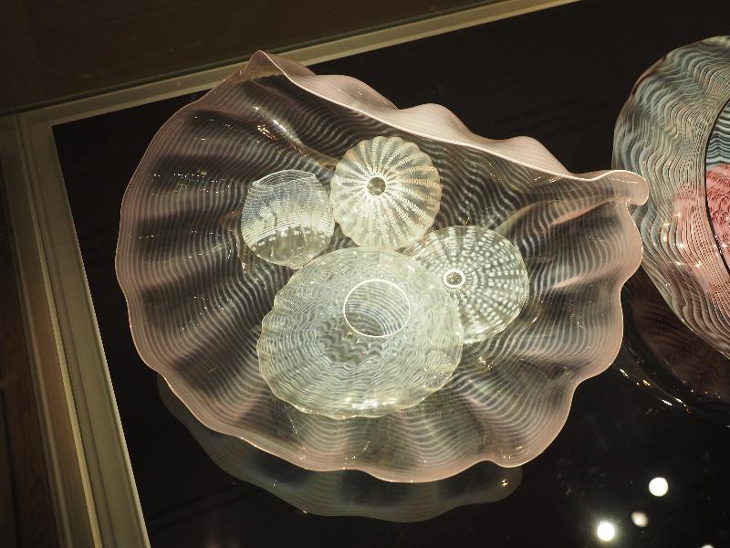 London, England: Kew Gardens: Pink Seaform Set with White Lip Wraps (1988, Dale Chihuly)