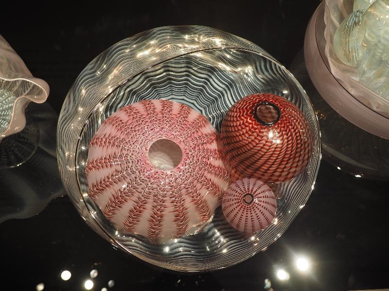 London, England: Kew Gardens: Pink Striped Seaform Set with Black Lip Wraps (1981, Dale Chihuly)