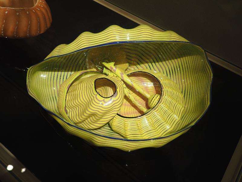 London, England: Kew Gardens: Goldenrod Striped Seaform Set with Sapphire and Onyx Lip Wraps (1989, Dale Chihuly)