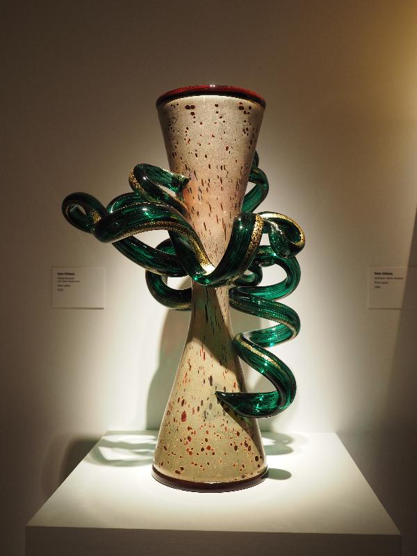 London, England: Kew Gardens: Gilded Venetian with Dark Green Coil (2001, Dale Chihuly)
