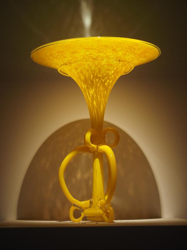 London, England: Kew Gardens: Cadmium Yellow Venetian (1991, Dale Chihuly)