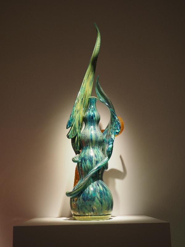 London, England: Kew Gardens: Silver Blue Venetian (1990, Dale Chihuly)
