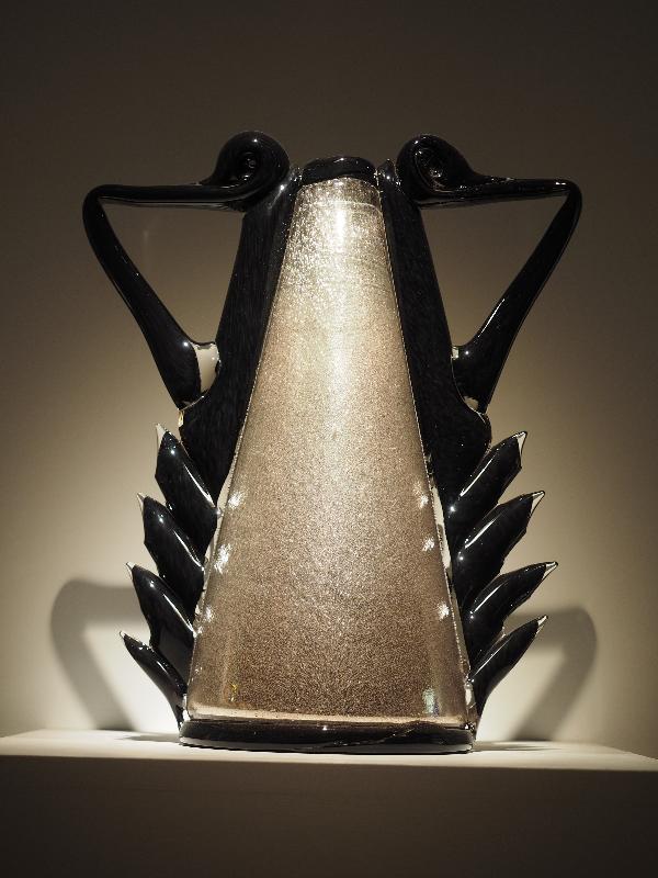 London, England: Kew Gardens: Silvered Opaline and Black Venetian (1988, Dale Chihuly)