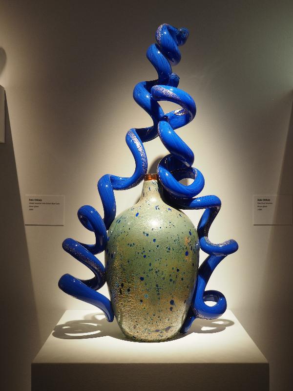 London, England: Kew Gardens: Gilded Venetian with Colbalt Blue Coils (1992, Dale Chihuly)