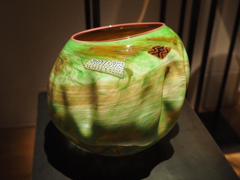 London, England: Kew Gardens: Topaz Deep Soft Cylinder with Mauve Lip Wrap (1989, Dale Chihuly)