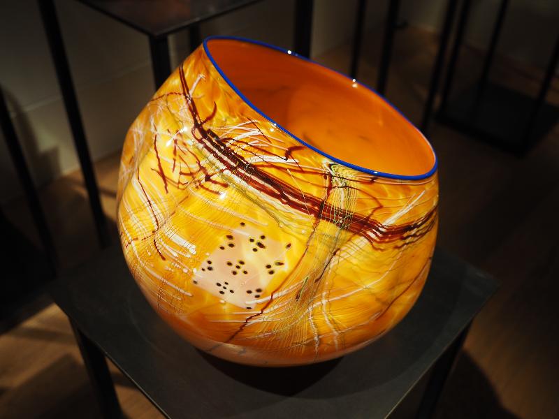 London, England: Kew Gardens: Autumn Gold Soft Cylinder with Lake Blue Lip Wrap (1994, Dale Chihuly)
