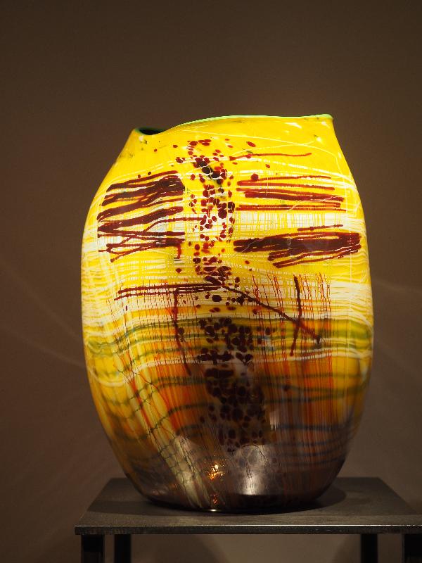 London, England: Kew Gardens: Eggplant Soft Cylinder with Lush Green Lip Wrap (2002, Dale Chihuly)